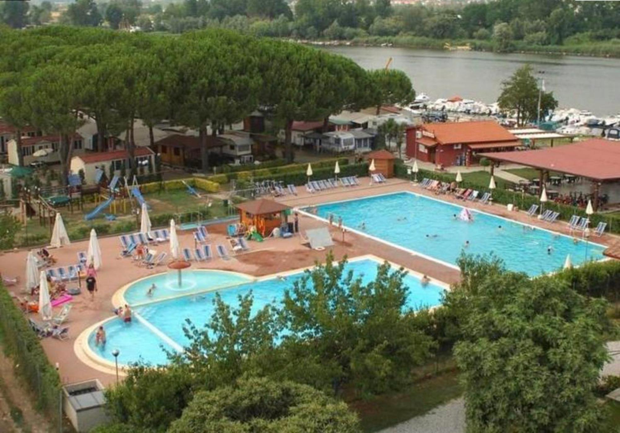 Chalet Camping River Italie Met 2 Slaapkamers Ameglia Exteriér fotografie