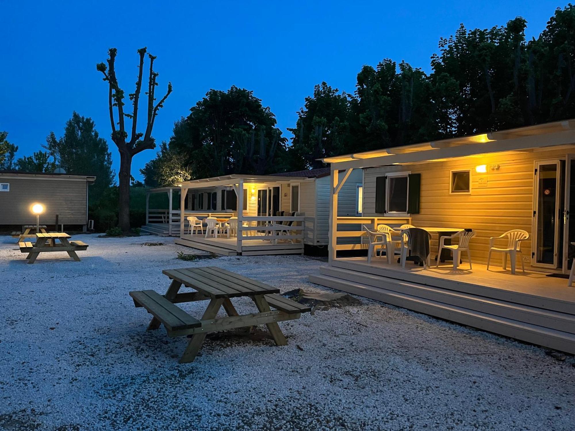 Chalet Camping River Italie Met 2 Slaapkamers Ameglia Exteriér fotografie
